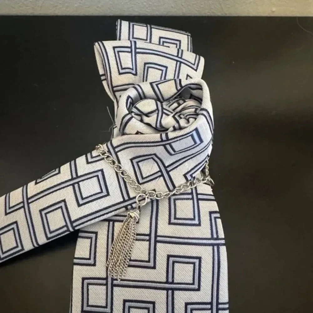Geometric Pattern Men's Tie in White and Navy